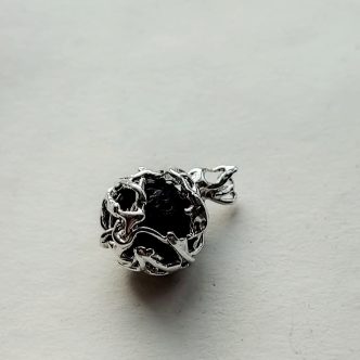 colgante con piedra volcánica