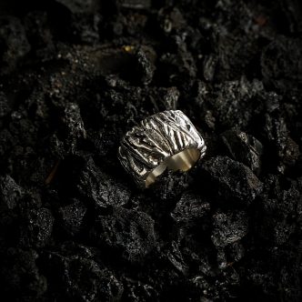 El anillo “La Corteza” plata de ley 925, 18,6 gramos