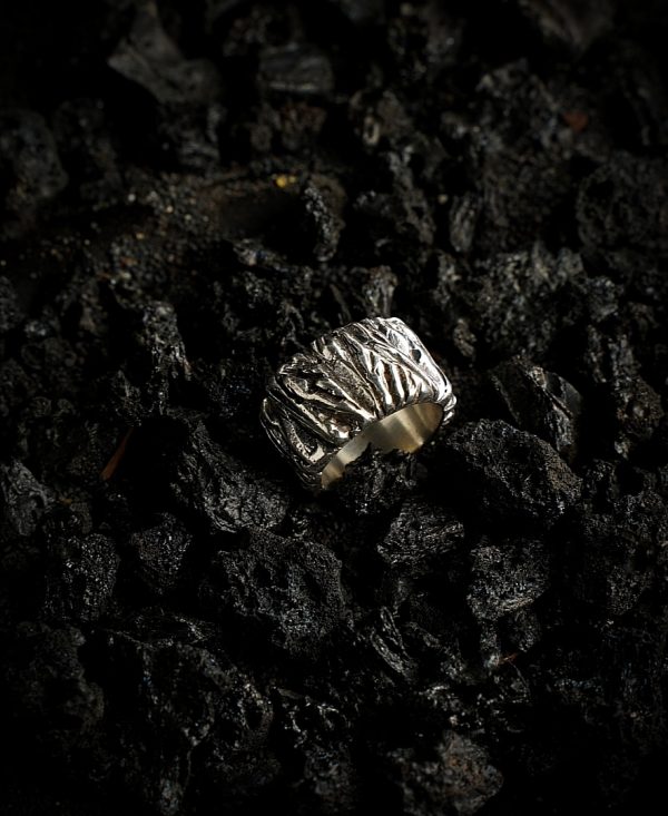 El anillo “La Corteza” plata de ley 925, 18,6 gramos
